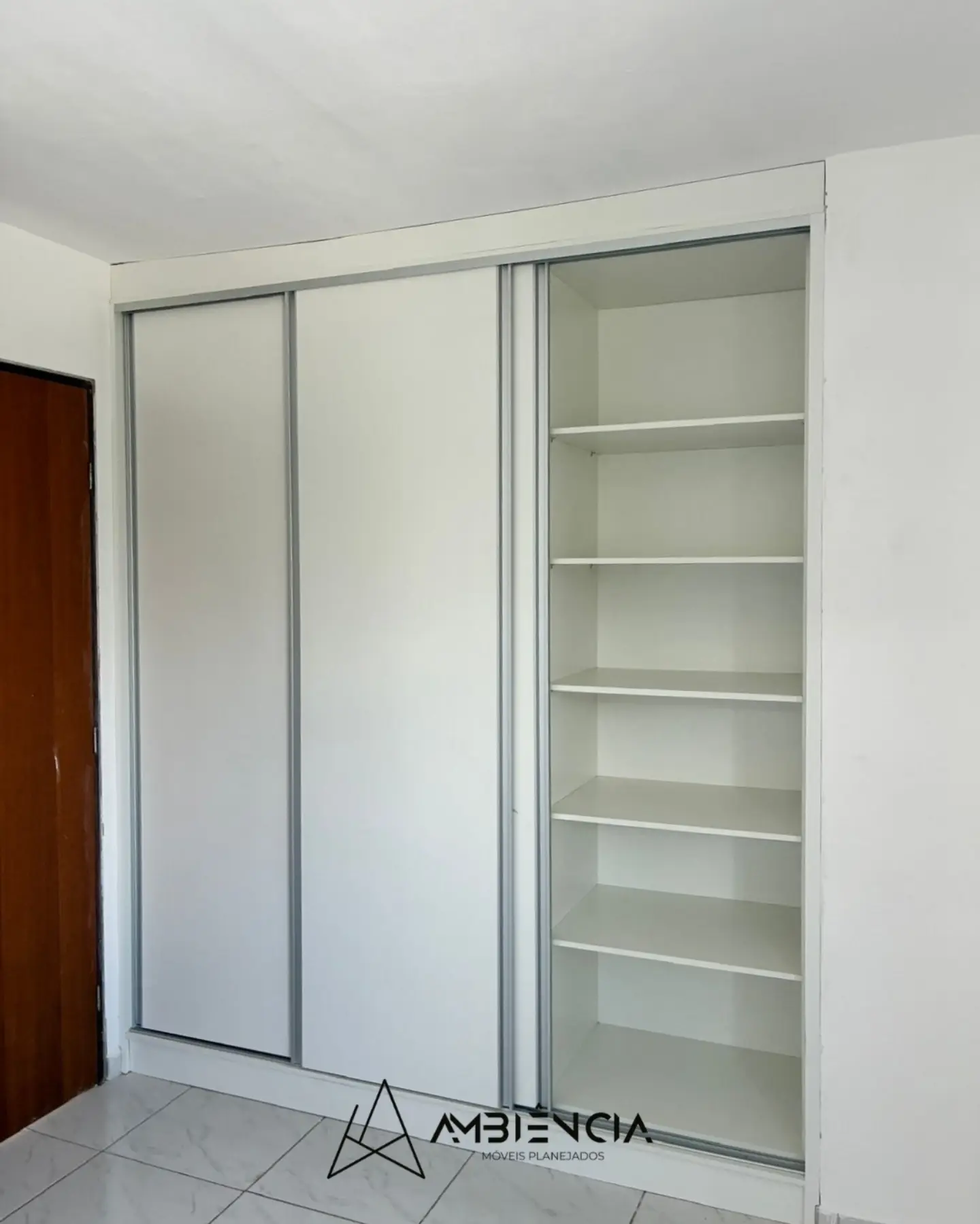 Closet com portas de correr