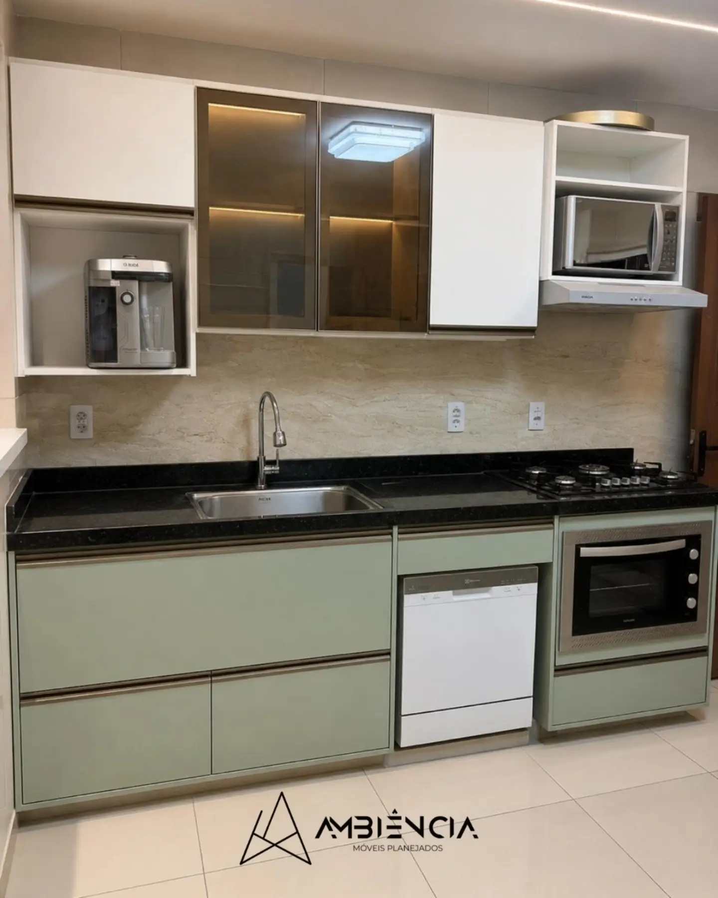 Cozinha planejada em verde sálvia